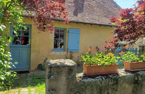 Asnieres sur Vegre Cottage | Cozy Gite Asnières-sur-Vègre with Spa and Kitchen Amenities