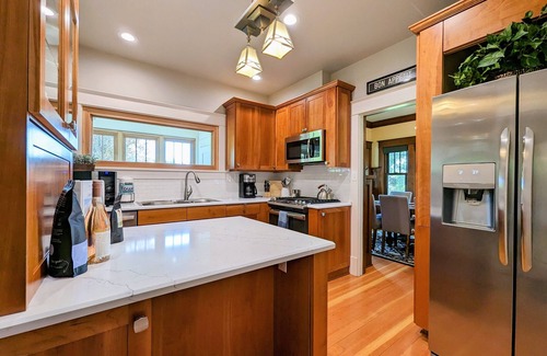 Newberg House | Exceptional 19th Century Craftsman for Groups by the Ocean