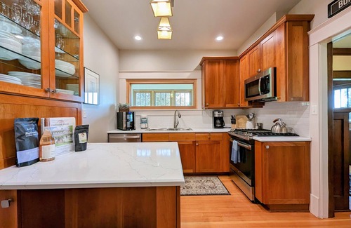 Newberg House | Exceptional 19th Century Craftsman for Groups by the Ocean