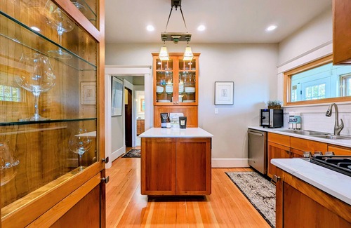 Newberg House | Exceptional 19th Century Craftsman for Groups by the Ocean