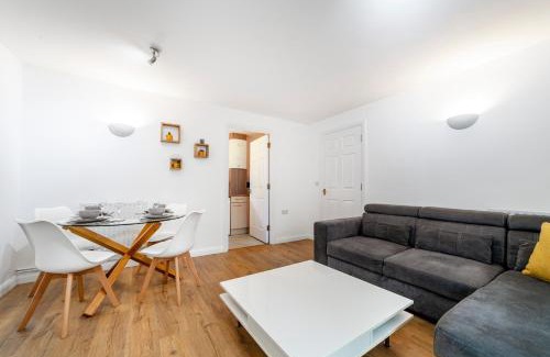 Latchmere Apartment | Beautiful 1BR Apartment with Patio in Battersea, Rated 8.8