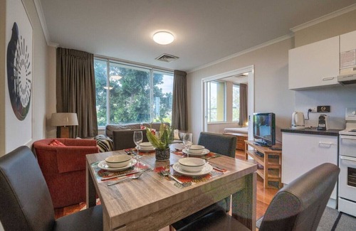 Auchenflower Apartment | Cozy RiverView Apartment with Parking Near UQ