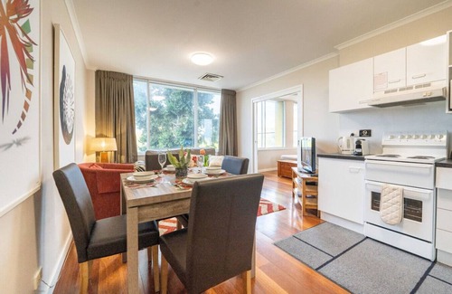 Auchenflower Apartment | Cozy RiverView Apartment with Parking Near UQ