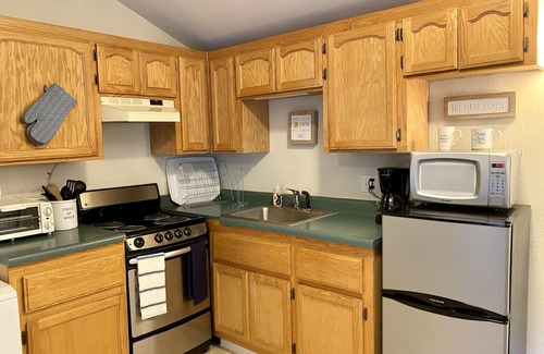 Lafayette Cottage | Cozy 1BR Cottage with Spa & Hot Tub in Orinda