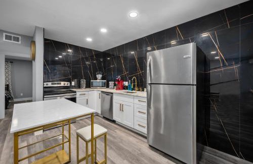Houston Heights Apartment | Cozy 1BR Heights Apartment with Pool & Pet-Friendly Options