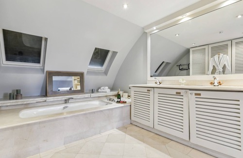 Quartier de la Place-Vendome Apartment | Top-Rated 1BR Retreat Near Tuileries & Louvre