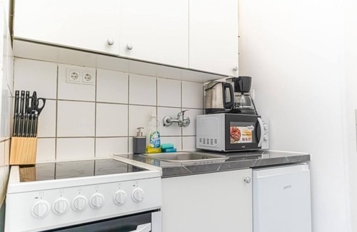 Rudolfsheim-Funfhaus Apartment | Budget-Friendly 1BR Viennese Apartment in Central Location