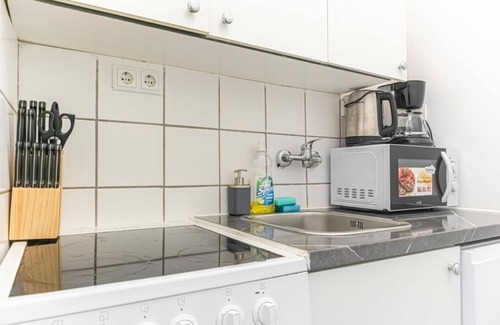 Rudolfsheim-Funfhaus Apartment | Budget-Friendly 1BR Viennese Apartment in Central Location