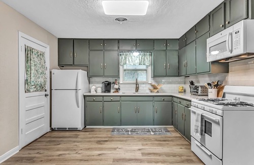 College Station House | Cozy Cottage-Style Retreat Near Texas A&M with Top Amenities