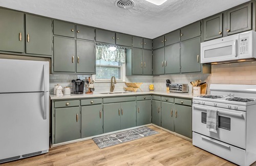 College Station House | Cozy Cottage-Style Retreat Near Texas A&M with Top Amenities