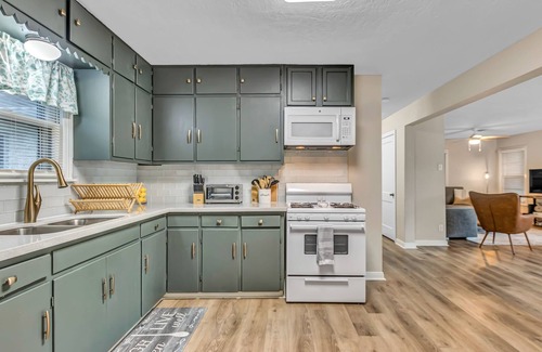 College Station House | Cozy Cottage-Style Retreat Near Texas A&M with Top Amenities
