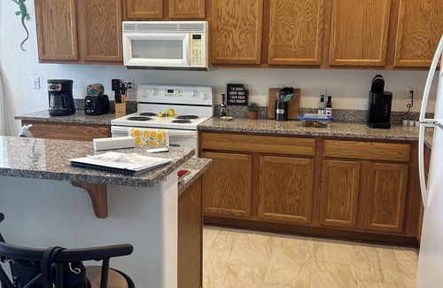 Oakwood House | Charming 2 bed/2 bath home w/pool, WiFi, AC in Chandler gated community
