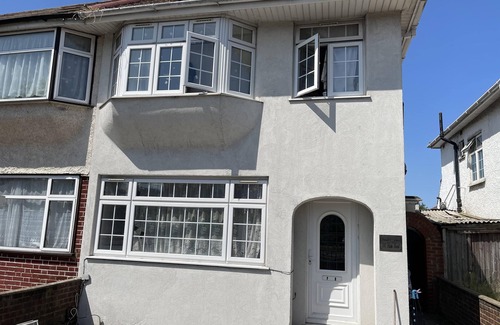 Heathrow Villages Apartment | Welcoming 2-Bed Apartment Near Heathrow with Great Amenities