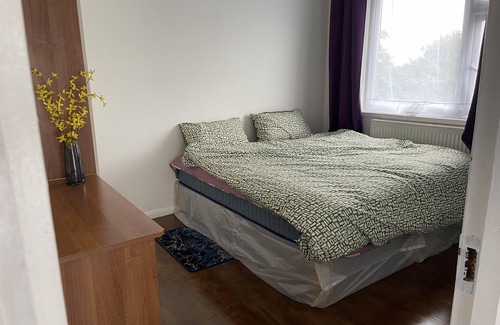 Heathrow Villages Apartment | Welcoming 2-Bed Apartment Near Heathrow with Great Amenities