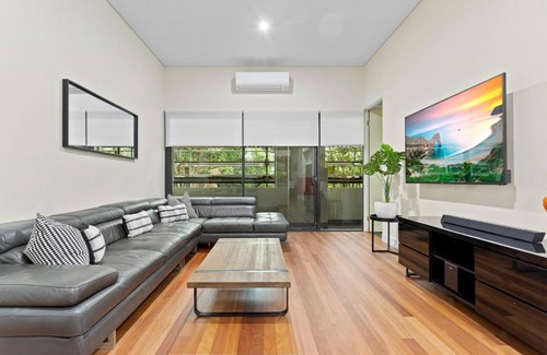 Stanmore Apartment | Cozy 2-Bed Apartment with Balcony and Wheelchair Access