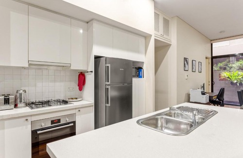 Stanmore Apartment | Cozy 2-Bed Apartment with Balcony and Wheelchair Access