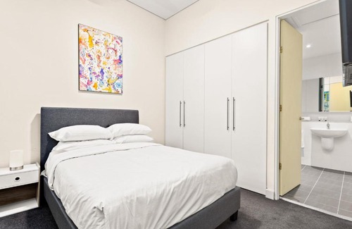 Stanmore Apartment | Cozy 2-Bed Apartment with Balcony and Wheelchair Access