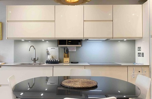 Vincent Square Apartment | Modern 2-Bed Apartment with Spa & Hot Tub in Central London