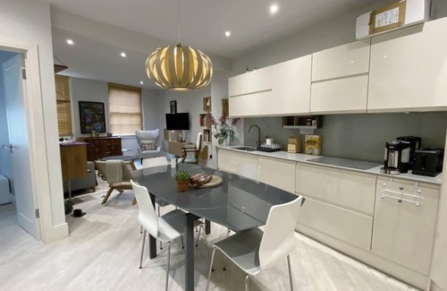 Vincent Square Apartment | Modern 2-Bed Apartment with Spa & Hot Tub in Central London