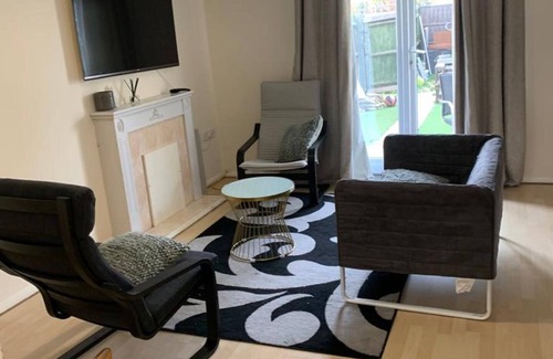 Greenwich House | Family-Friendly 2-Bed House with Kitchen in London