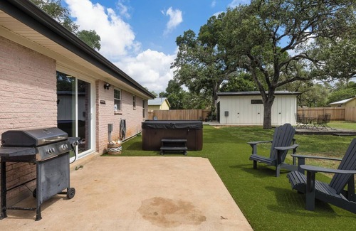 Dripping Springs House | Charming 2-bedroom house + Guest House. Walk to Donwntown Dripping Springs w/SPA