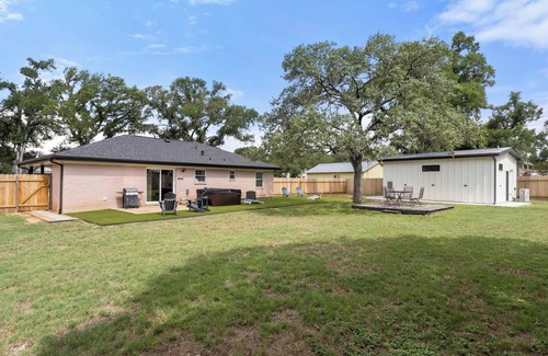Dripping Springs House | Charming 2-bedroom house + Guest House. Walk to Donwntown Dripping Springs w/SPA