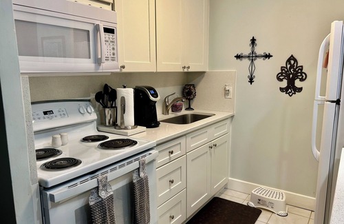 North Palm Beach Apartment | Charming 2-bedroom Palm Beach Gardens Work or Play Close to Jupiter, Juno Beach!