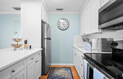North Palm Beach Apartment | Charming 2-bedroom Palm Beach Gardens Work or Play Close to Jupiter, Juno Beach!