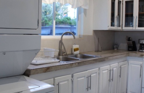 Bethel House | Charming 2-bed with stunning ocean views, breathtaking sunsets & modern interior