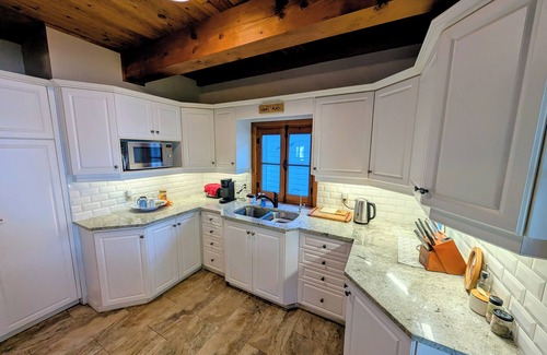 Greater Napanee House | Charming 2-bedroom All secession duplexhouse in Greater, Napanee with AC,