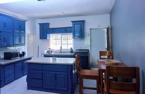 Port Antonio Cottage | Charming 2-bedroom cottage in delightful Portland ,Jamaica West Indies with AC