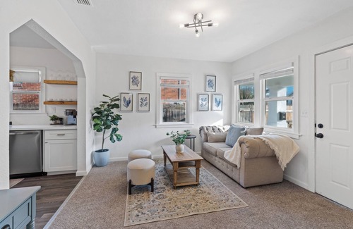 Sacramento Cottage | Charming 2-bedroom cottage with WiFi, AC in enjoyable West Sacramento