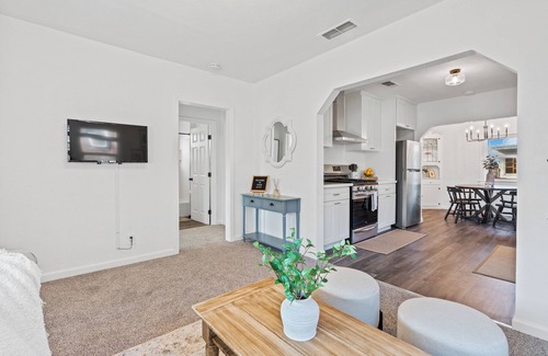 Sacramento Cottage | Charming 2-bedroom cottage with WiFi, AC in enjoyable West Sacramento