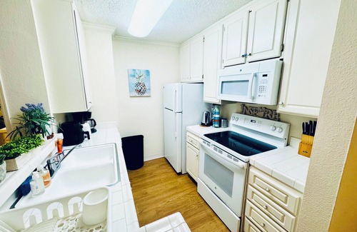 Marina Peninsula Apartment | Charming 2-bedroom apartment with WiFi in fabulous Marina del Rey