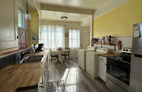Downtown Klamath Falls House | Charming 2-bedroom house in welcoming Klamath Falls with WiFi, AC
