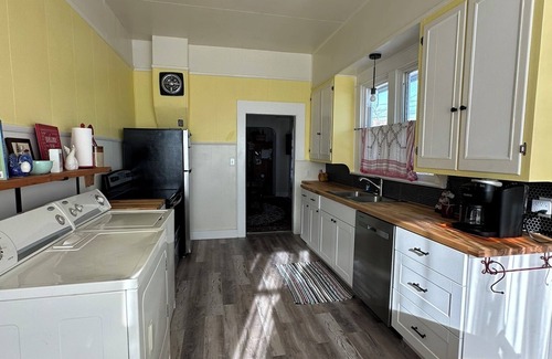 Downtown Klamath Falls House | Charming 2-bedroom house in welcoming Klamath Falls with WiFi, AC