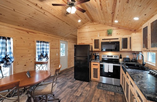 Jamestown Cabin | Cozy 2 Bedroom Cabin at Lake Cumberland with Ocean Views