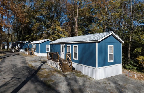 Jamestown Cabin | Cozy 2 Bedroom Cabin at Lake Cumberland with Ocean Views