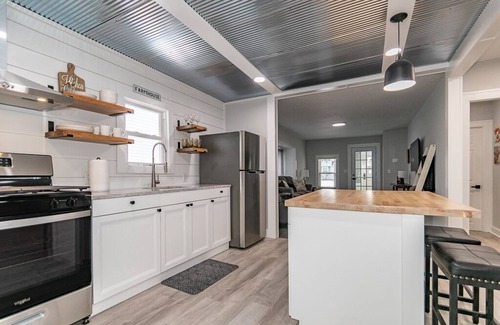 Willoughby House | Beautiful 2 Bedroom Home with Kitchen & Breakfast Included