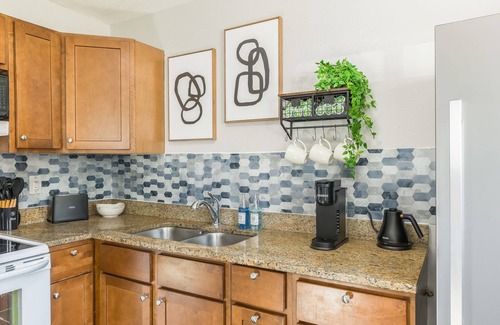 Riverside Apartment | Charming 2-bedroom apt in quiet Riverside in between airport and Kansas City