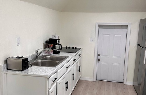Marshall Apartment | Charming 2-bedroom apartment with WiFi, AC in wonderful Marshall.