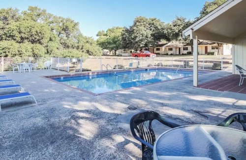 Highland Lake Estates Apartment | Charming 2-bedroom apartment in welcoming Leander with AC, Game room, WiFi
