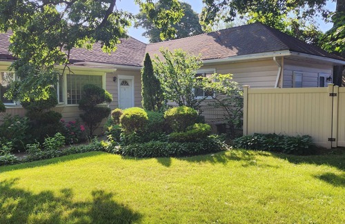 Inwood Apartment | Charming 2-bedroom apartment in fabulous Inwood with AC, WiFi