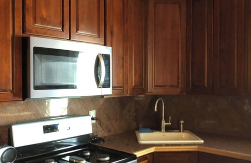 Queens Apartment | Charming 2-bedroom apartment with AC, WiFi in Queens - rooms to rent