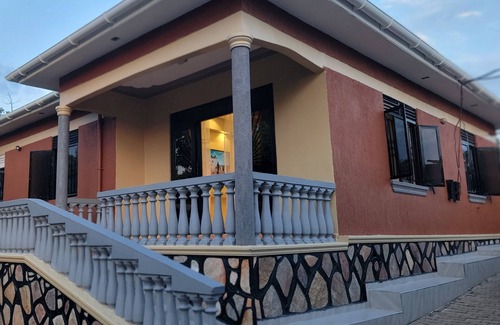 Entebbe Apartment | Charming 2-bedroom apartment in lovely Mpala with WiFi