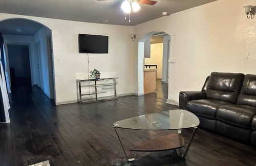 Kyle Apartment | Cozy 2-Bedroom Apartment with AC & WiFi in Beautiful Kyle