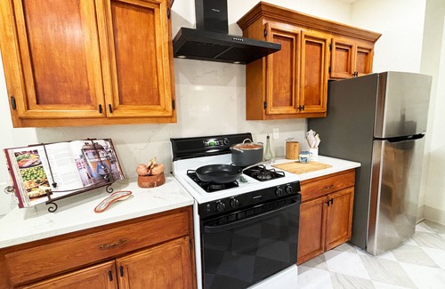 Greater East End House | Charming 2-bedroom bungalow with office, fitness room in inner-city Houston