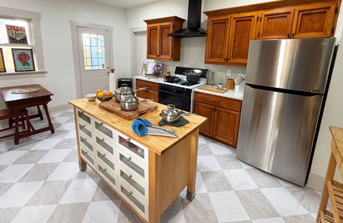 Greater East End House | Charming 2-bedroom bungalow with office, fitness room in inner-city Houston