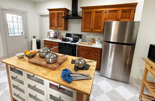 Greater East End House | Charming 2-bedroom bungalow with office, fitness room in inner-city Houston
