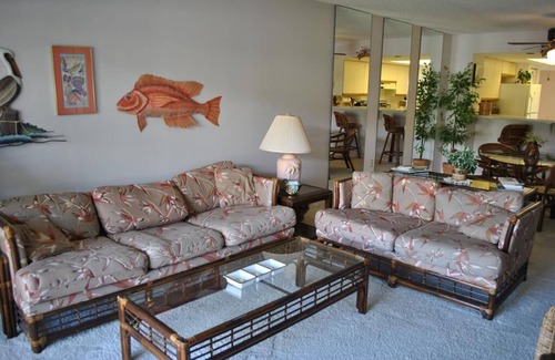 Islamorada House | Inviting 2 Bedroom Condo Near Pool & Breakfast in Beacon Reef